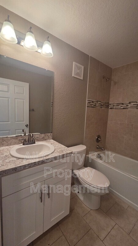 Building Photo - 1104 N Vermont Ave