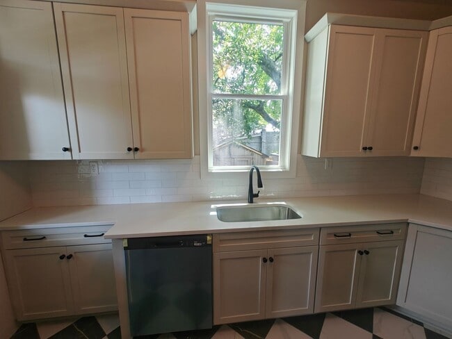 Building Photo - 3 bedroom home at Garland and S Sheppard