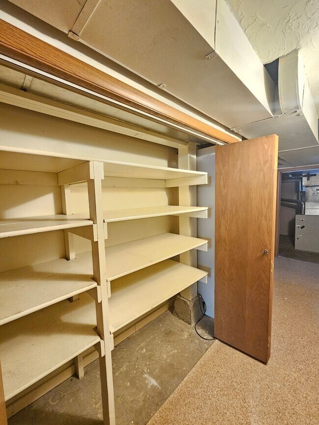 Building Photo - $1,900 - 3 Bed / 2 Bath Charming Rancher Home near the Downriver Golf Course