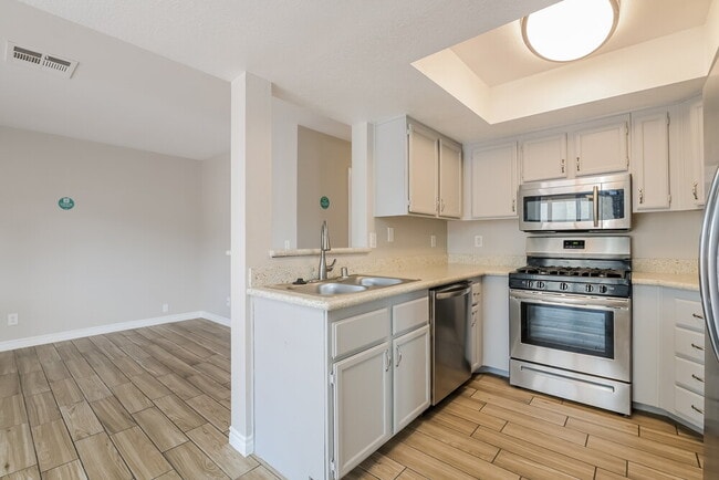 Building Photo - 824 Crabapple Dr