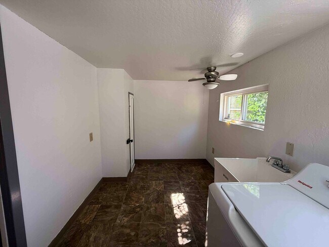 Building Photo - Charming Land Park 2 Bedroom