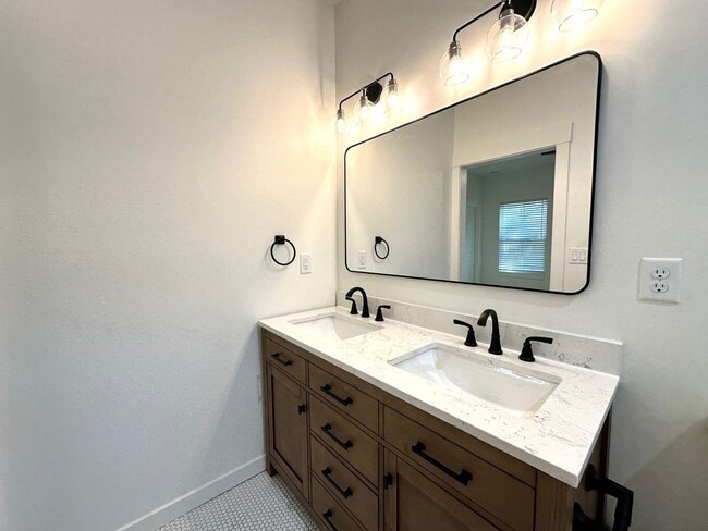 Building Photo - Gorgeous New Home! Close to Historic District and Beach