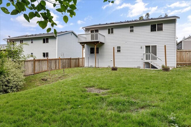 Building Photo - Beautiful Spacious 4 Bedroom 2.75 Bathroom...