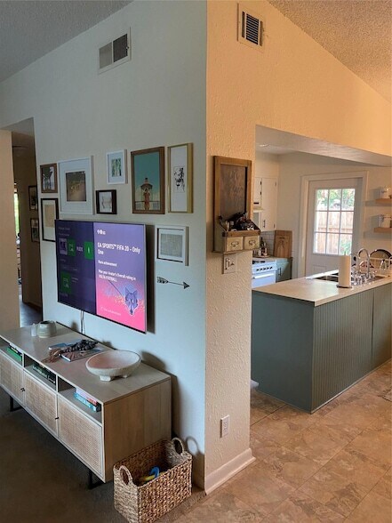 Building Photo - 2102 Ann Arbor Ave