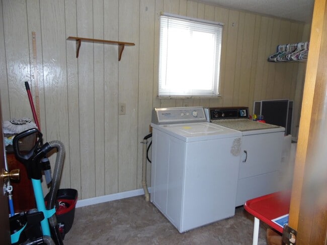 Building Photo - 3 bedroom Home