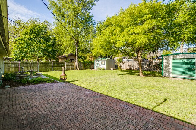 Building Photo - 1104 Sproles Dr