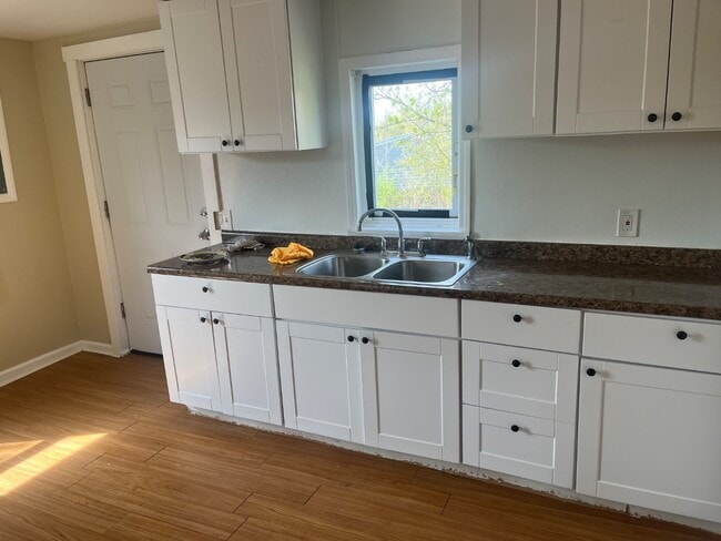 Building Photo - 328 W 17th St