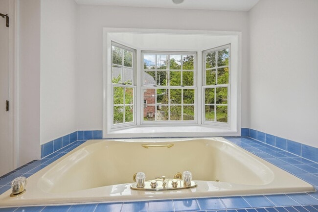 Building Photo - 3525 Williamsburg Ln NW