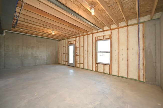 Building Photo - 3 bedroom, 2 1/2 bath duplex with a 2-Car ...