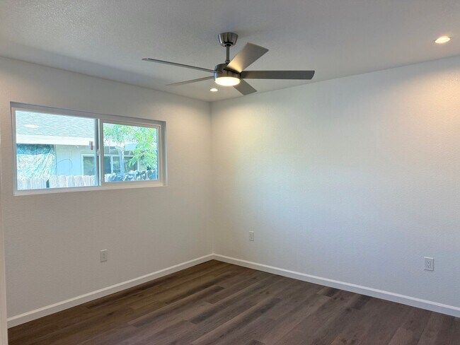Building Photo - Fully Renovated 2 bed 1 bath !!