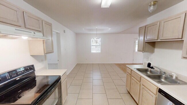 Building Photo - This spacious 4 bedroom, 2 bathroom home is waiting for you!