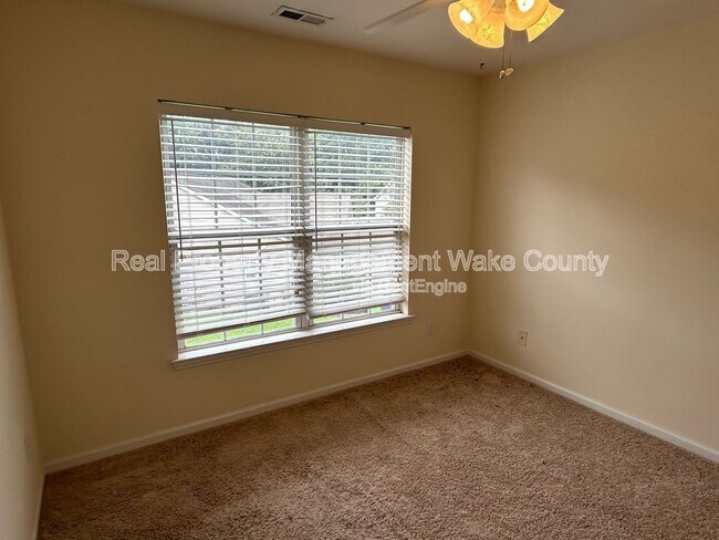 Building Photo - 2500 Valley Haven Dr