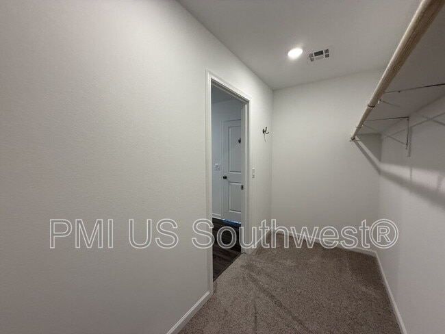 Building Photo - 2580 View Way