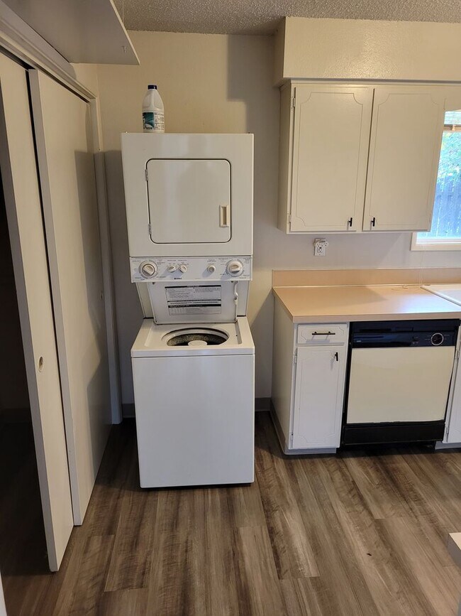 Building Photo - 619-621 Blaine