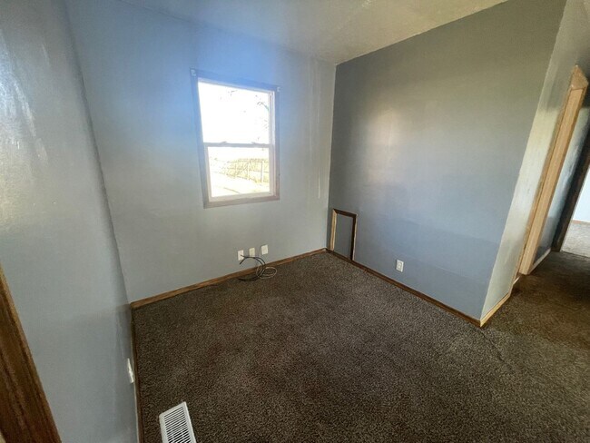 Building Photo - 2 Bedroom House