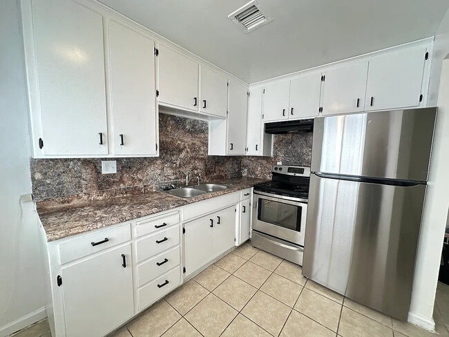 Building Photo - Fresh interior paint, new lighting fixtures, large living room, hall with laundry hook ups.