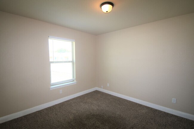 Building Photo - Classically Styled 3/2 In Wonderful Weathe...