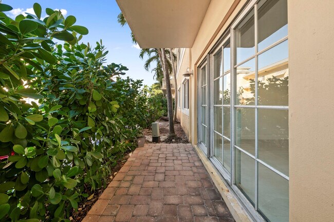 Building Photo - 1515 E Broward Blvd