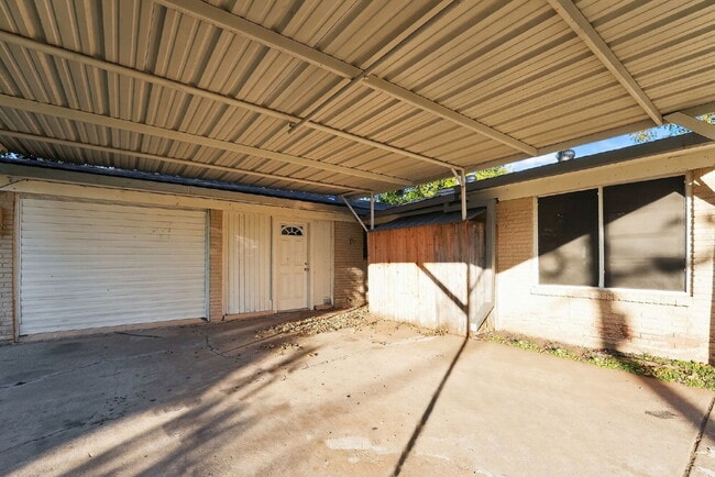 Building Photo - Charming 3-Bedroom Home on a Corner Lot in Fort Worth!