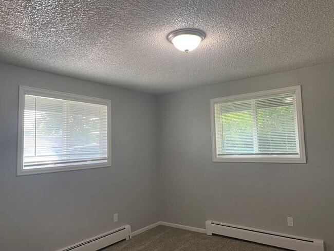 Building Photo - Updated 2 bedroom ranch in north Loveland!...