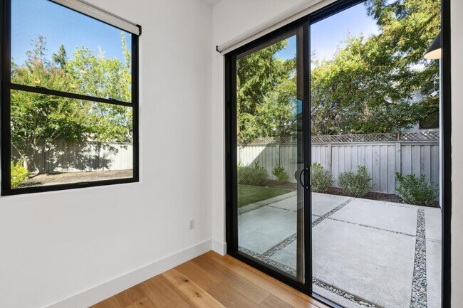 Building Photo - Luxurious Modern Single Family Home in West Menlo Park Available Now!