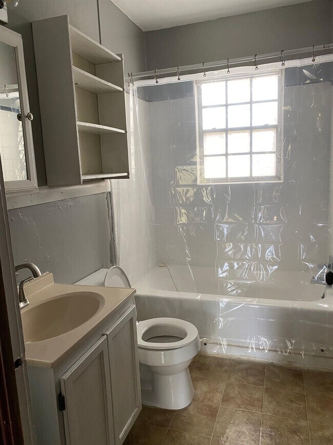 Building Photo - 1125 Alachua Ave