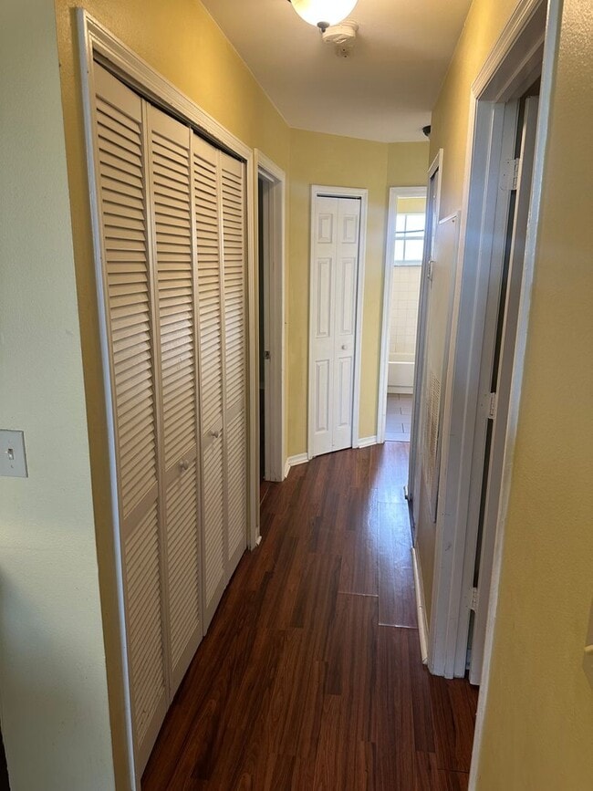 Building Photo - Spacious 3 bedroom condo, perfectly located near shopping & attractions!