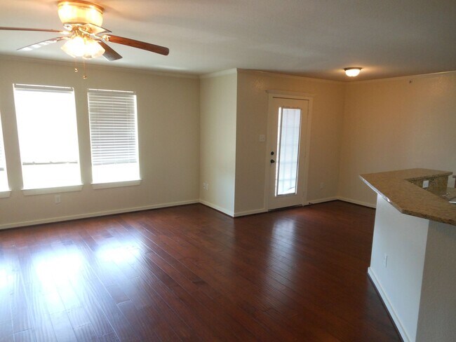 Building Photo - 2 Bedroom 1 Bath Apartment (40% 1st Month Rent BAC)