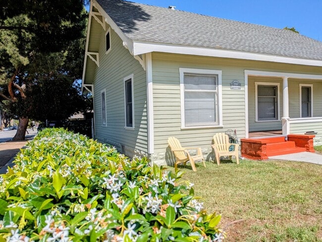 Building Photo - 3 Bedroom 1 Bath House with a Large Backya...