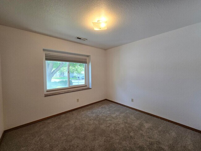 Building Photo - Charming Home on .34 acres!