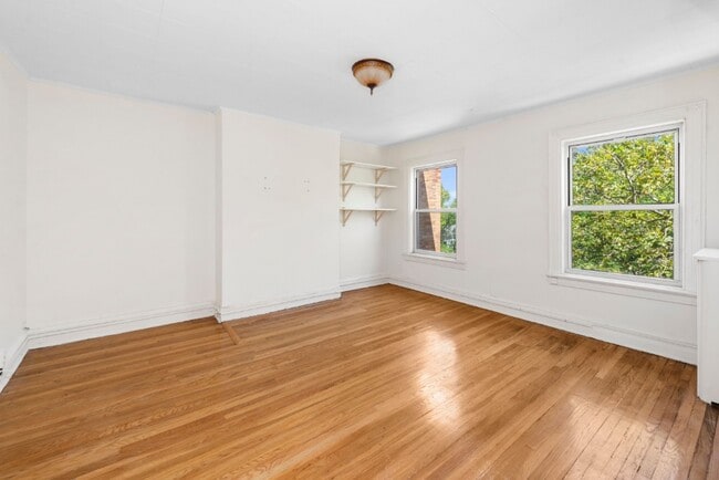 Building Photo - Great Deal Modern 1 Bedroom