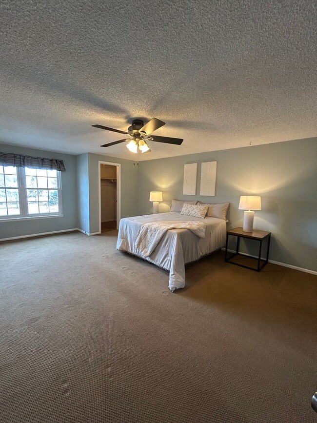 Building Photo - 5 BR/3 1/2 BA in the Desirable Meadowglen Community!!