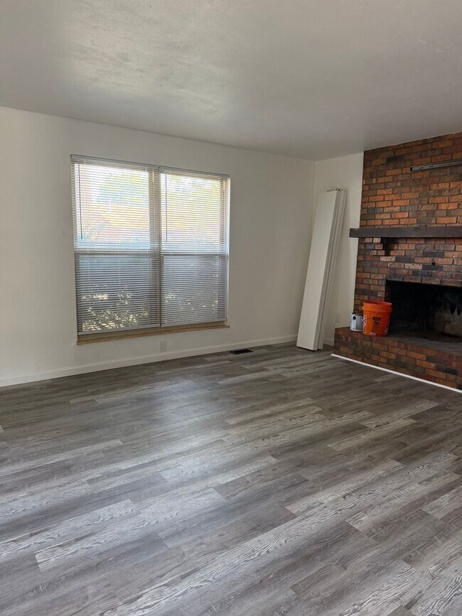 Building Photo - 913 Belle Valley Dr