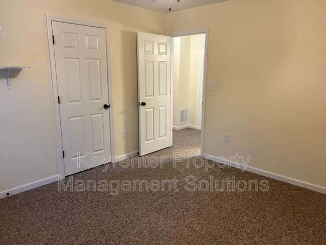 Building Photo - 107 Oakstone Run