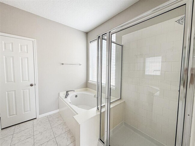 Building Photo - 10114 Willow Crossing Dr
