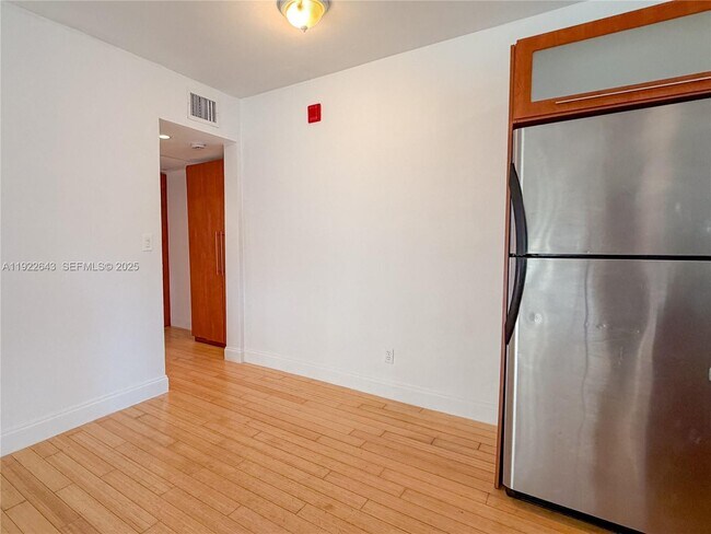 Building Photo - 10101 W Bay Harbor Dr