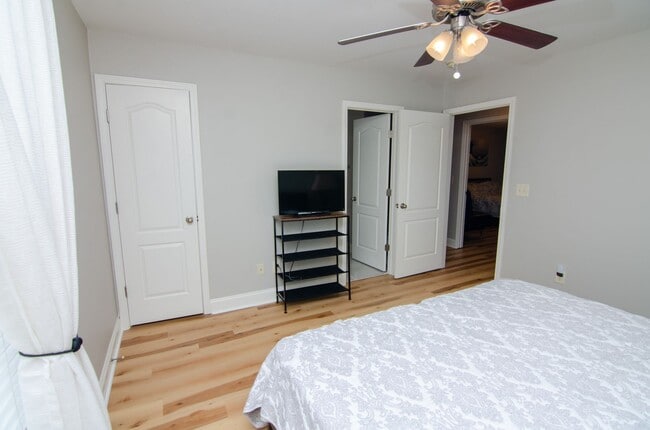 Building Photo - Furnished rental
