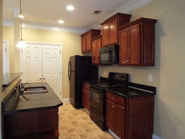 Building Photo - Very Spacious 3b/2.5b Townhome