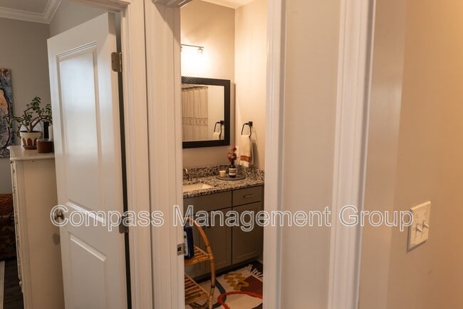 Building Photo - 933 E Churchwell Ave