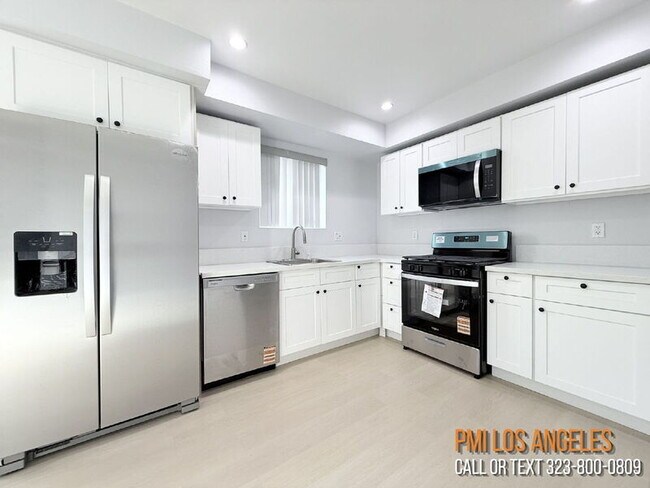 Building Photo - 208 E 87th St