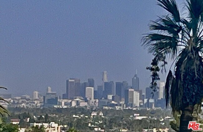 Building Photo - 999 N Doheny Dr