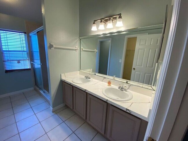Building Photo - 4 Bedroom 2 Bath home in Winter Springs for RENT!