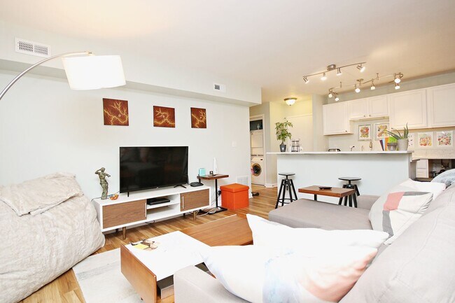 Building Photo - Furnished 1800 JPA Apartment Near UVA