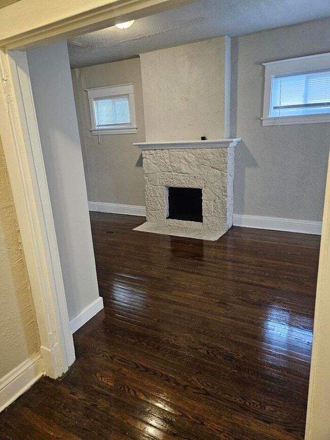 Building Photo - Property available 9/1/25
