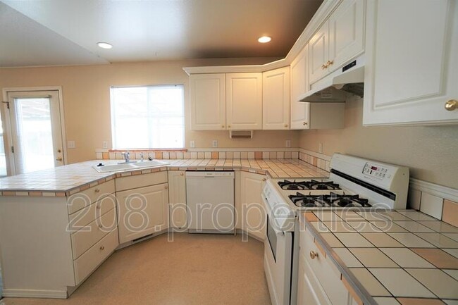 Building Photo - 452 S Jolinda Ave