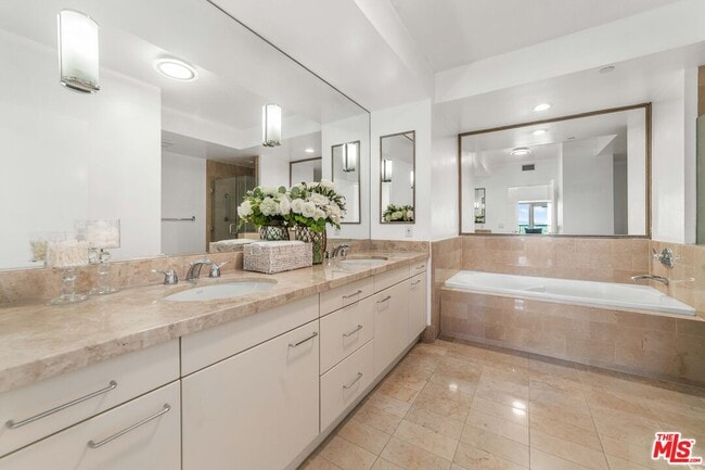 Building Photo - 13600 Marina Pointe Dr