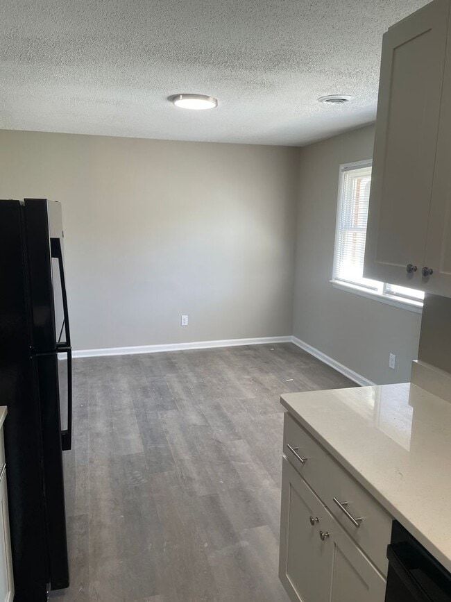 Building Photo - 1008 Claremont Ave NE