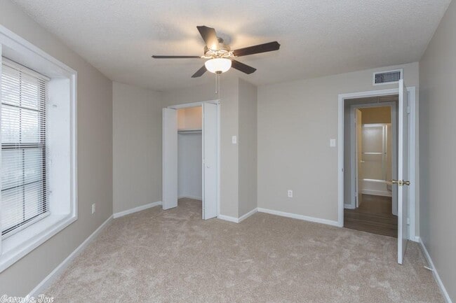 Building Photo - 8815 Woodbine Dr