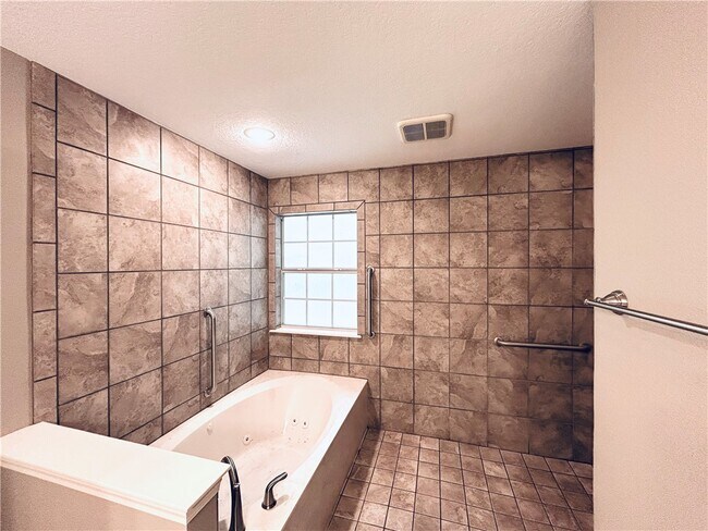 Building Photo - 1826 N Glenbrook Pl