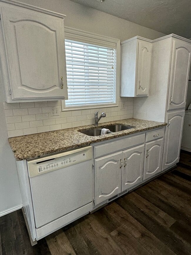 Building Photo - THIS IS A LEASE TAKEOVER, PLEASE CONTACT THE CURRENT TENANT, TANNER @ 801-688-4161 - Cute 3 Bed 1...
